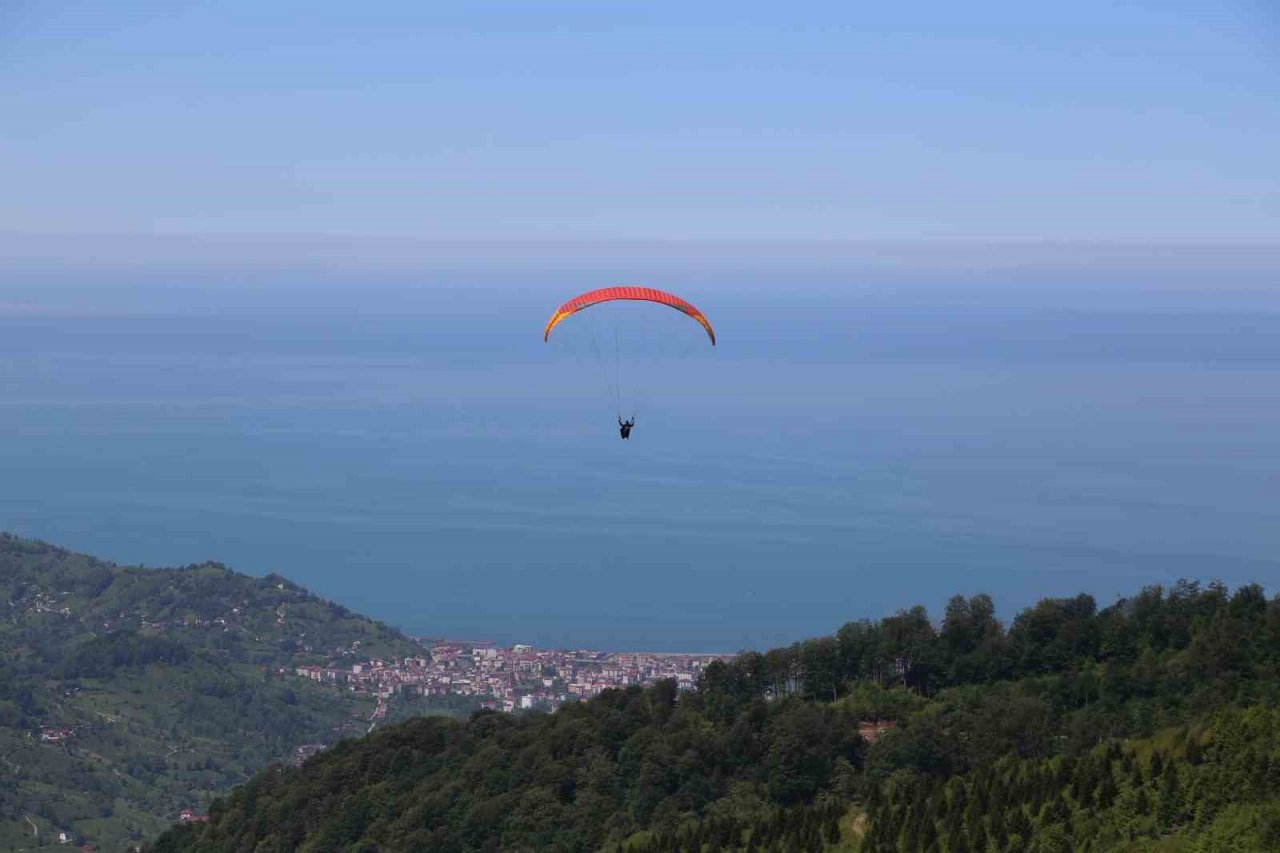 Artvin’de engelli bireyler ilk kez yamaç paraşütü heyecanı yaşadı