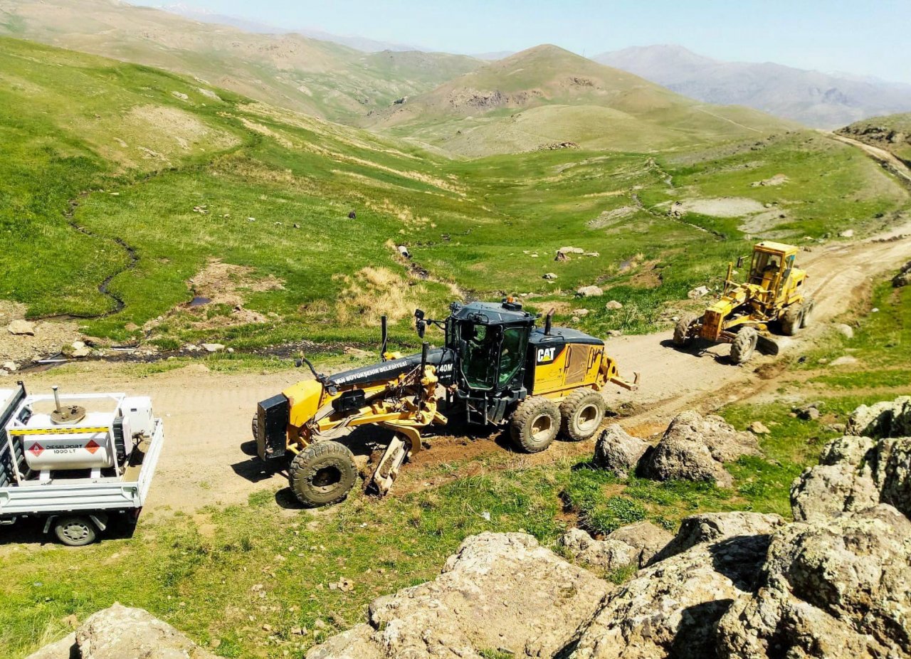 Van Büyükşehir Belediyesinden yol çalışması