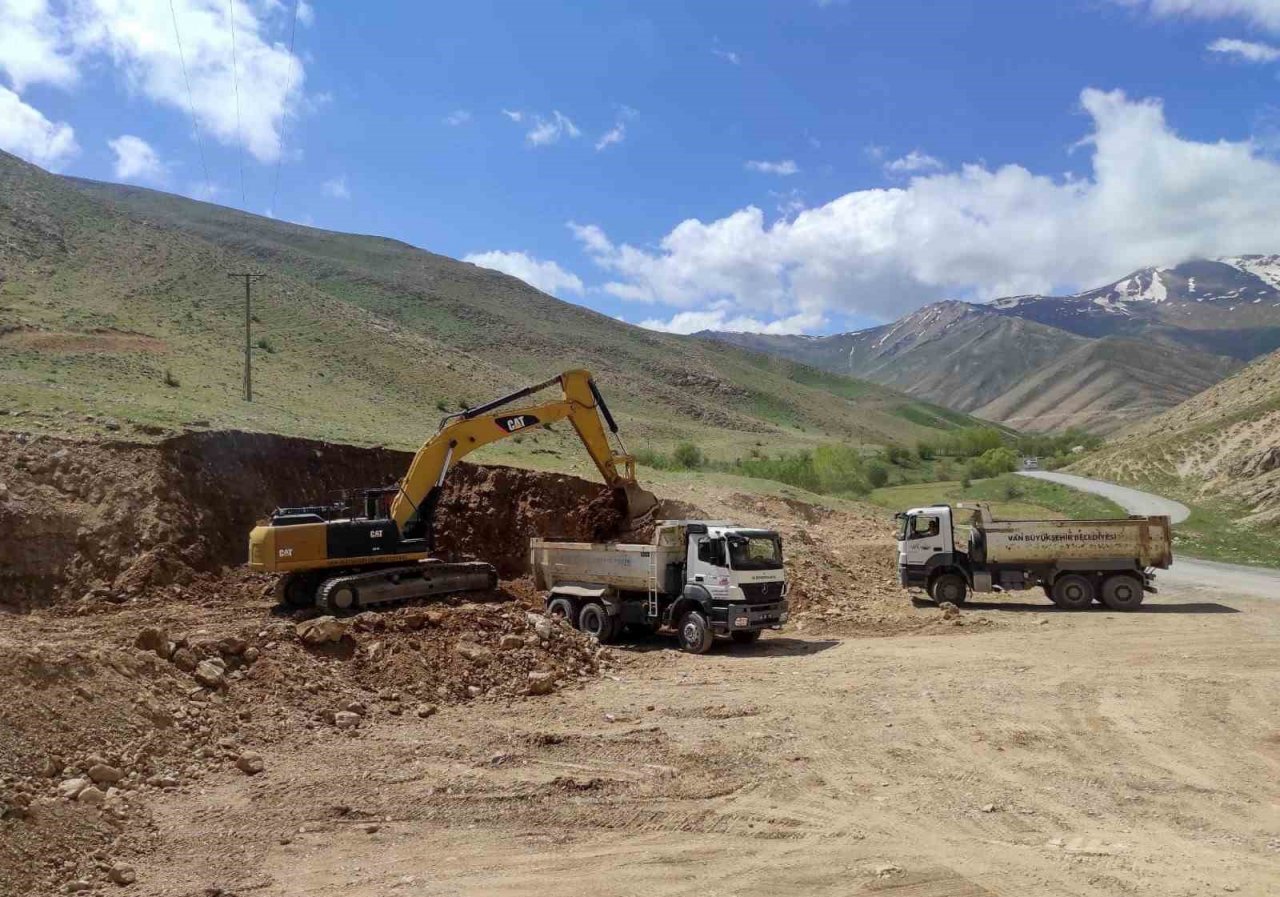 Van Büyükşehir Belediyesinden yol çalışması