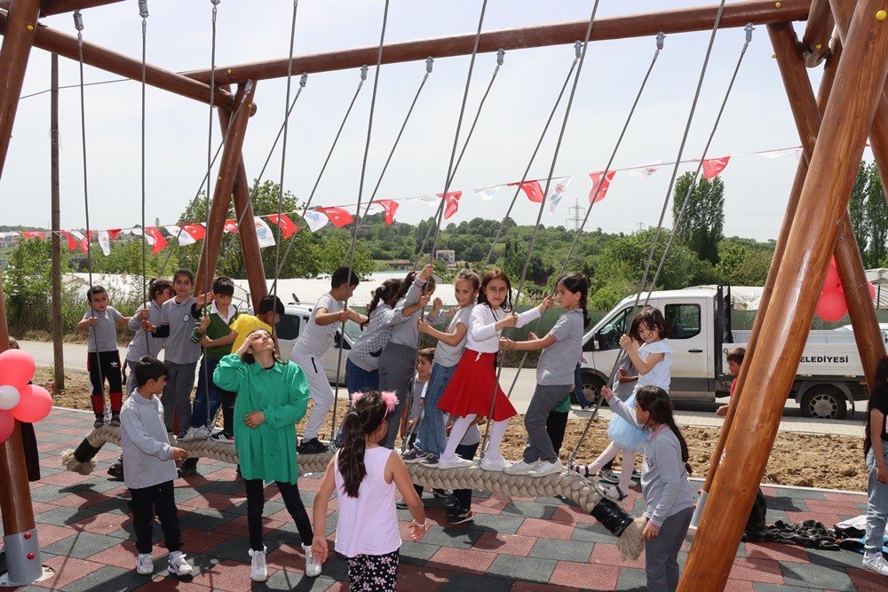 Yalova Belediyesi’nden Seyrantepe’ye 800 metrekare oyun parkı
