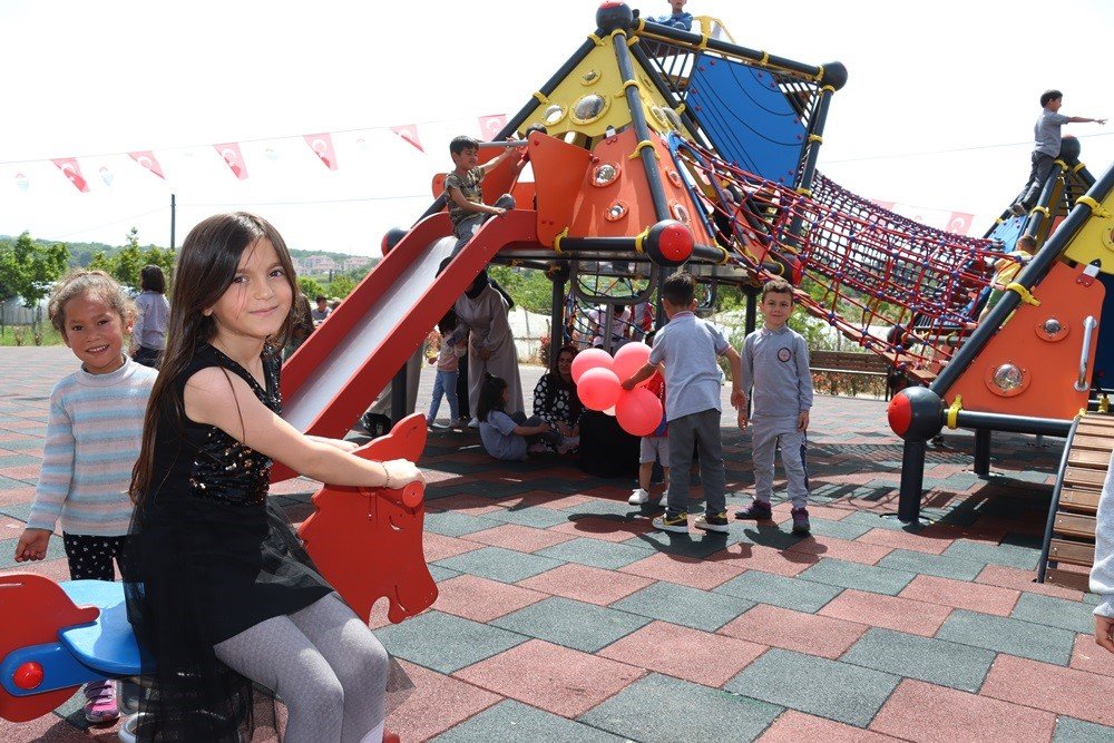 Yalova Belediyesi’nden Seyrantepe’ye 800 metrekare oyun parkı