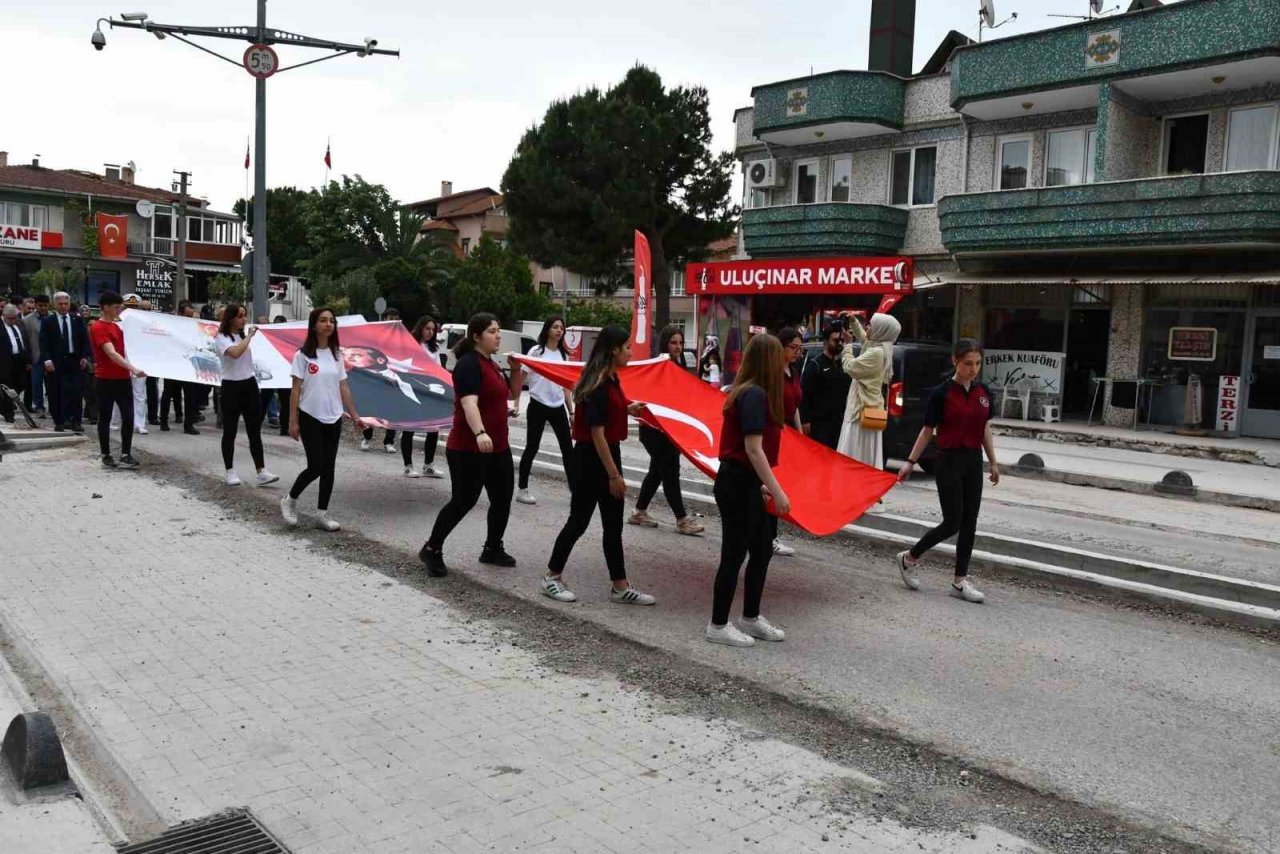 Altınova’da Gençlik Yürüyüşü yapıldı