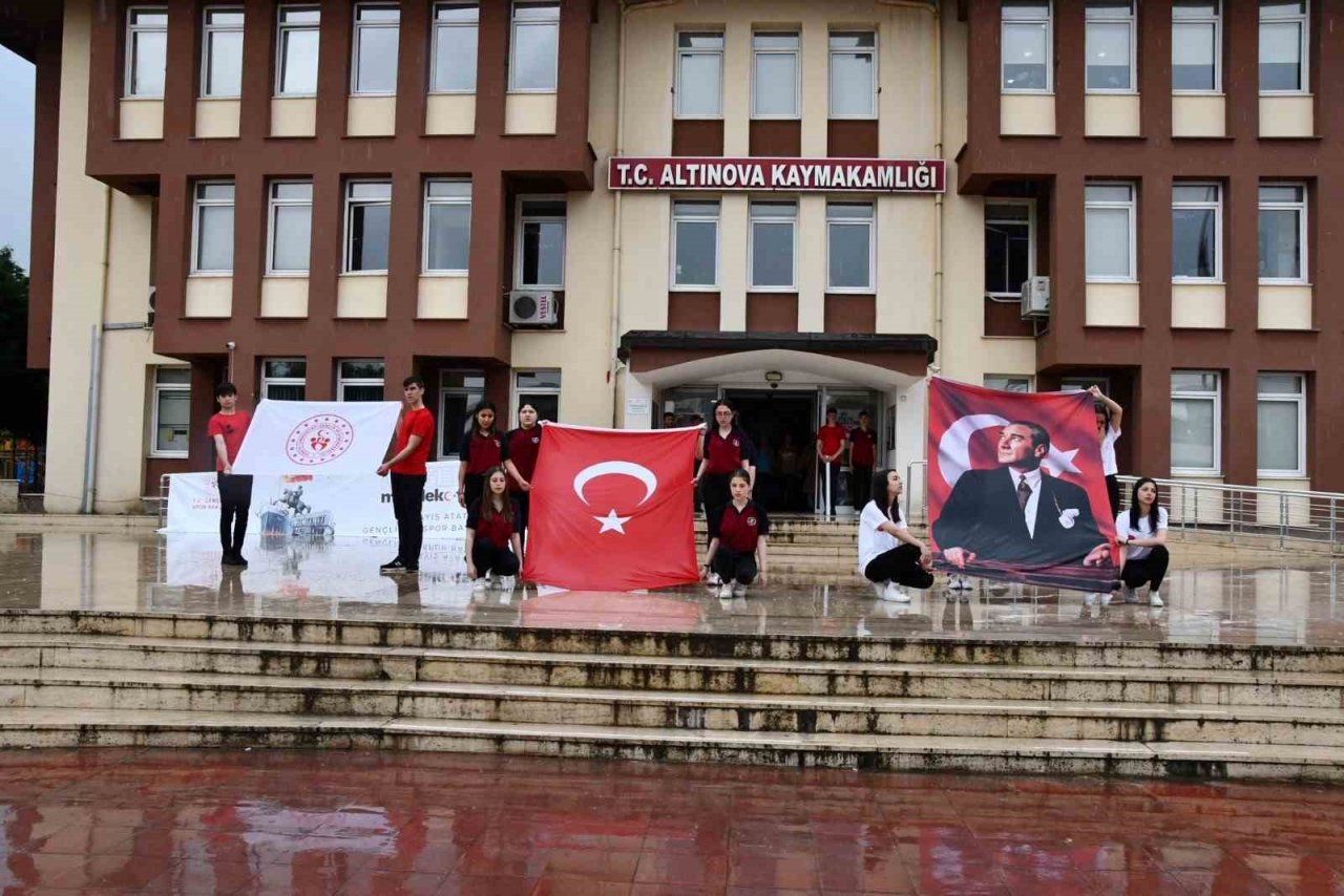 Altınova’da Gençlik Yürüyüşü yapıldı