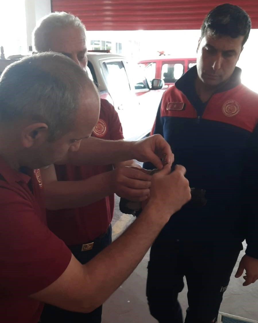 Yalova’da ayağına ip dolanan güvercini itfaiye kurtardı