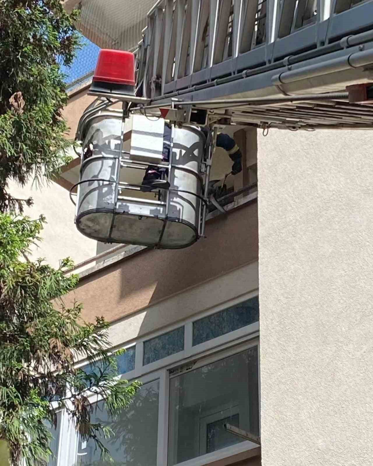 Yalova’da ayağına ip dolanan güvercini itfaiye kurtardı