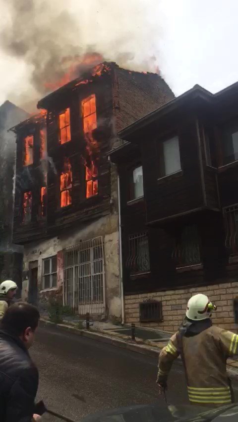 Beykoz’da ahşap bina yanarak kül oldu