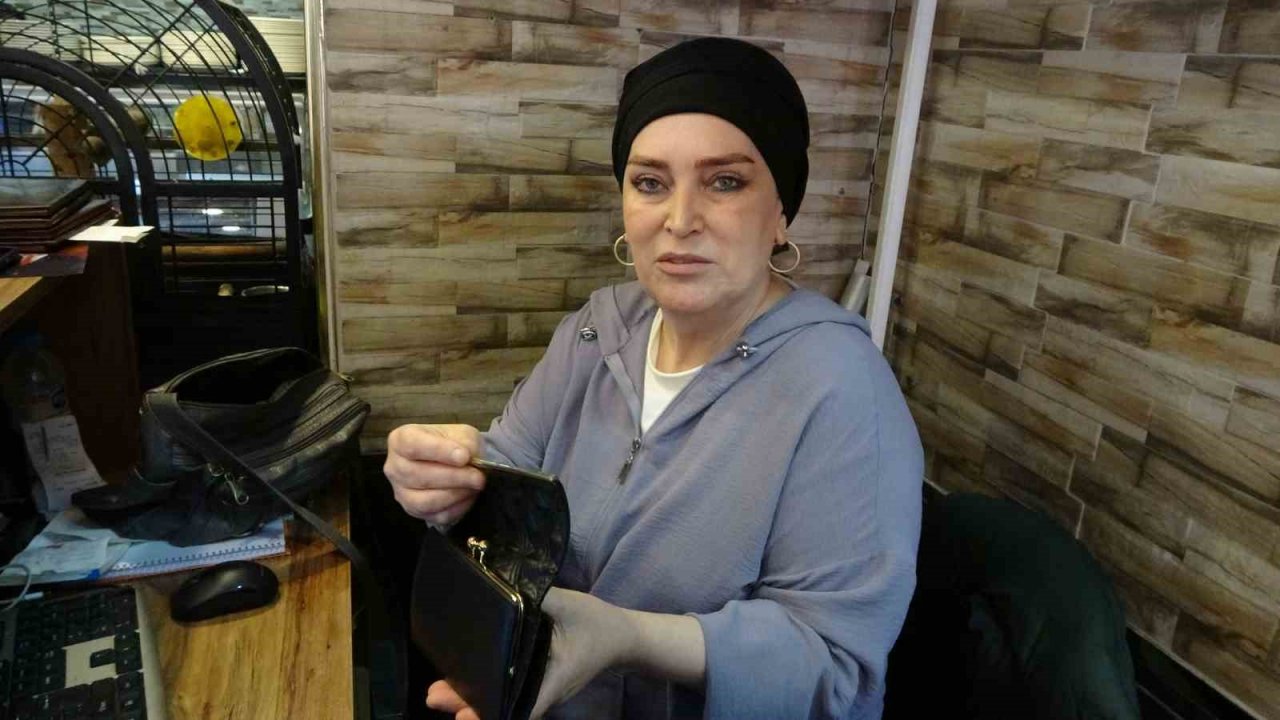 Çocuk hırsızın soğukkanlılığı kamerada: Önce sensörlü kapıyı açtı, sonra kasaya yöneldi