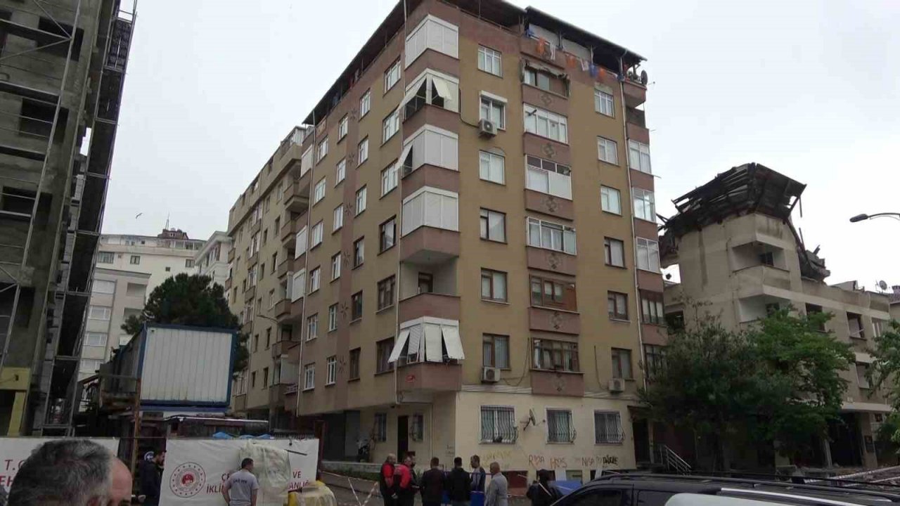 Kartal’da kolonunda çatlak oluşan 7 katlı apartman tahliye edildi