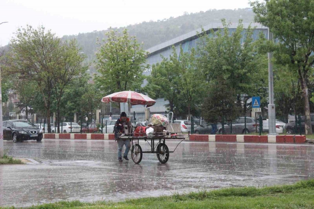 Afyonkarahisar’da yağmur yağışı etkili oldu