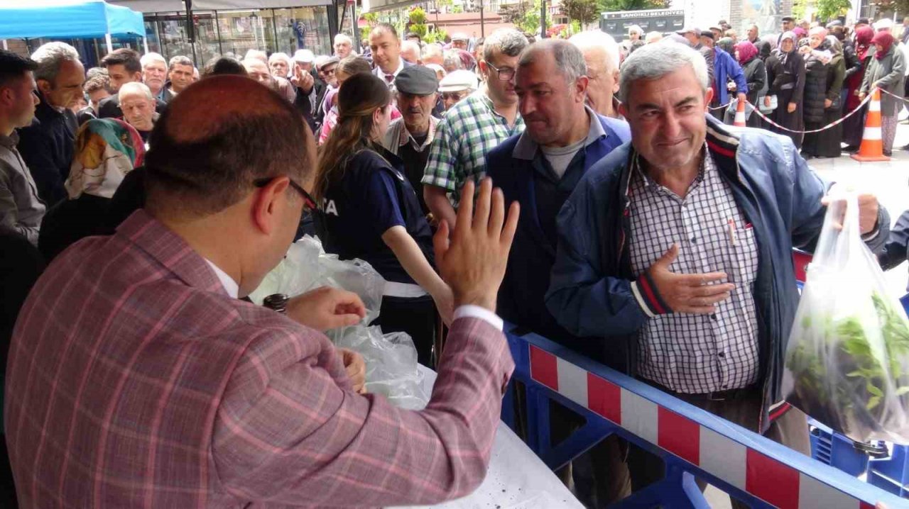 Jeotermal serada atadan kalma tohumlardan yetiştirilen sebze fideleri dağıtıldı