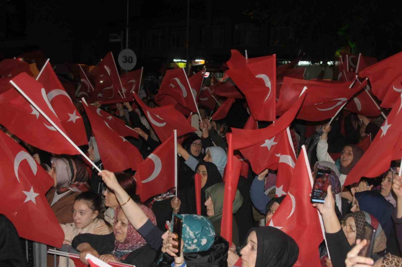 AK Parti Altınova’da miting düzenledi