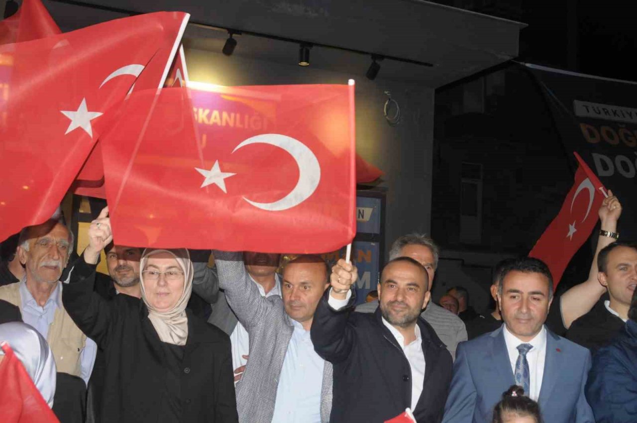 AK Parti Altınova’da miting düzenledi