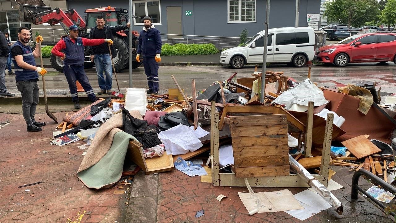 Ölen babalarının eşyalarını balkondan attılar