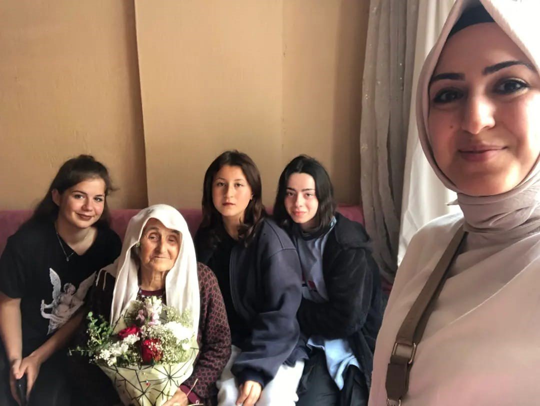 Karacasu’da öğrenciler yaşlıları yalnız bırakmıyor