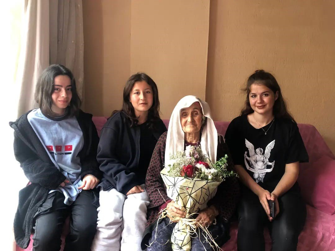 Karacasu’da öğrenciler yaşlıları yalnız bırakmıyor