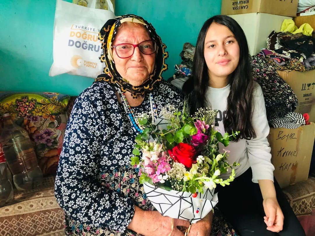 Karacasu’da öğrenciler yaşlıları yalnız bırakmıyor