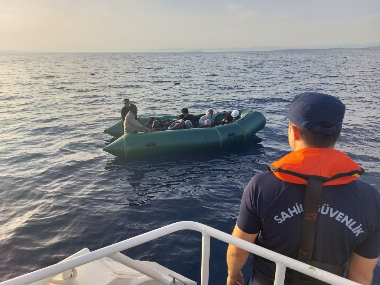 Ayvalık açıklarında 23 düzensiz göçmen kurtarılmıştır