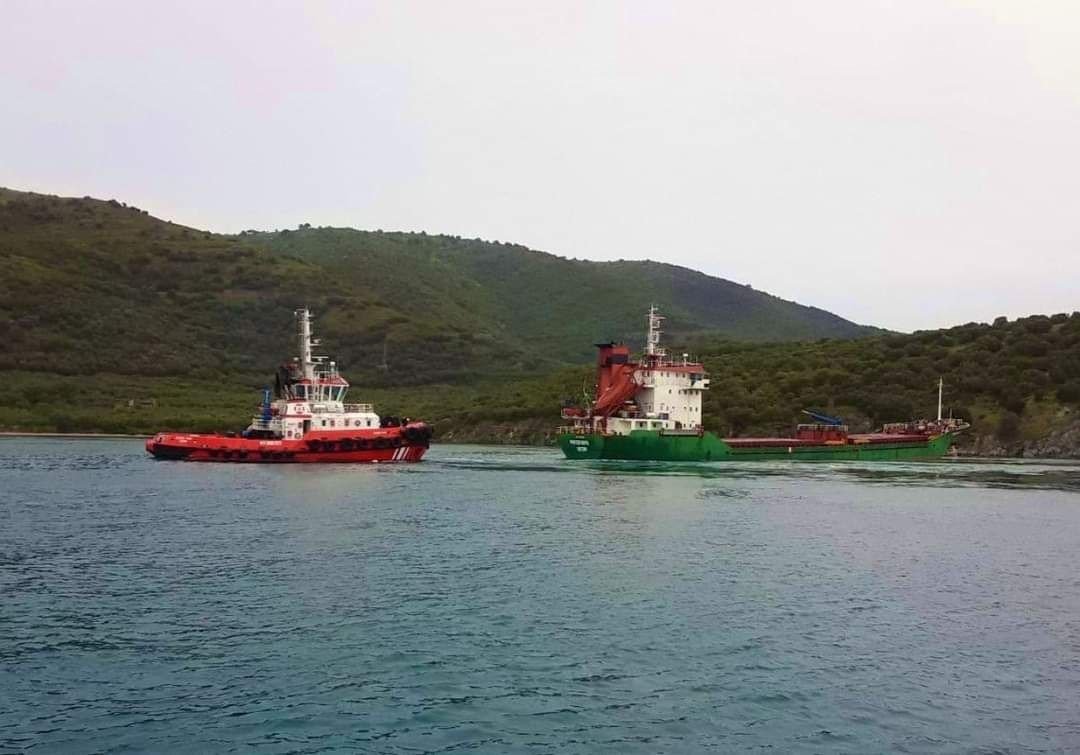 Marmara Adası’nda karaya oturan gemi kurtarıldı