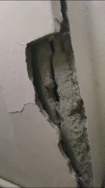 Kartal’da kolonunda çatlak oluşan 7 katlı apartman tahliye edildi