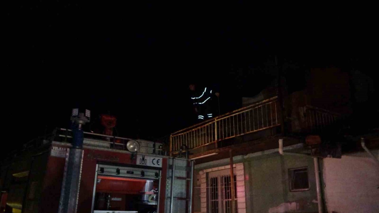 Burdur’da gece saatlerinde bir evde çıkan yangında maddi hasar oluştu