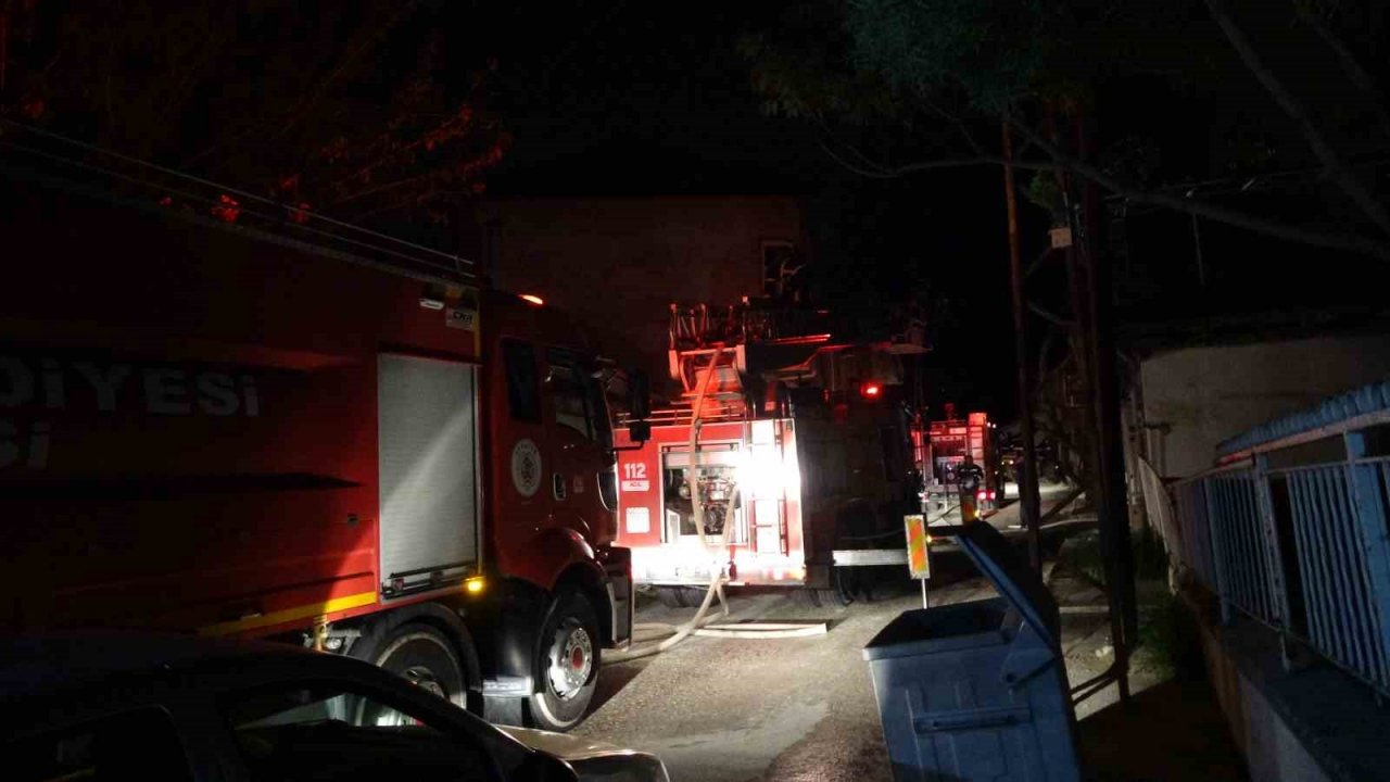 Burdur’da gece saatlerinde bir evde çıkan yangında maddi hasar oluştu