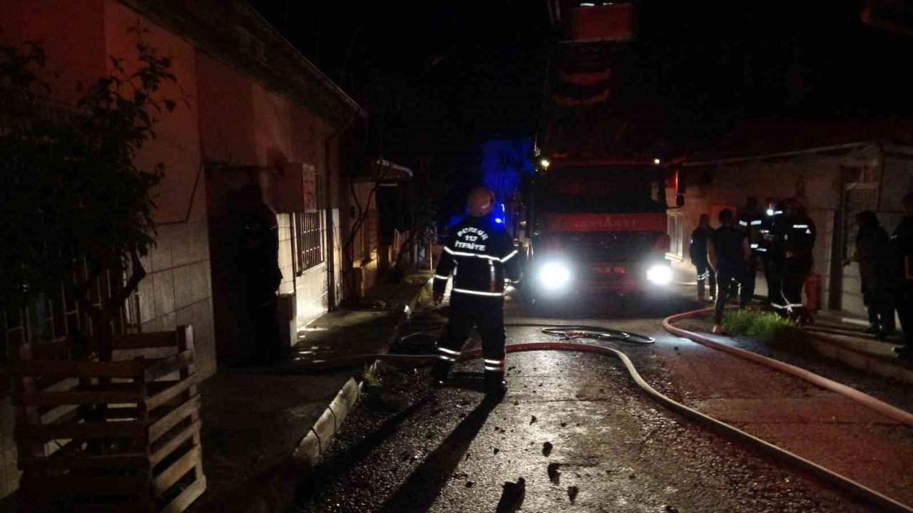 Burdur’da gece saatlerinde bir evde çıkan yangında maddi hasar oluştu