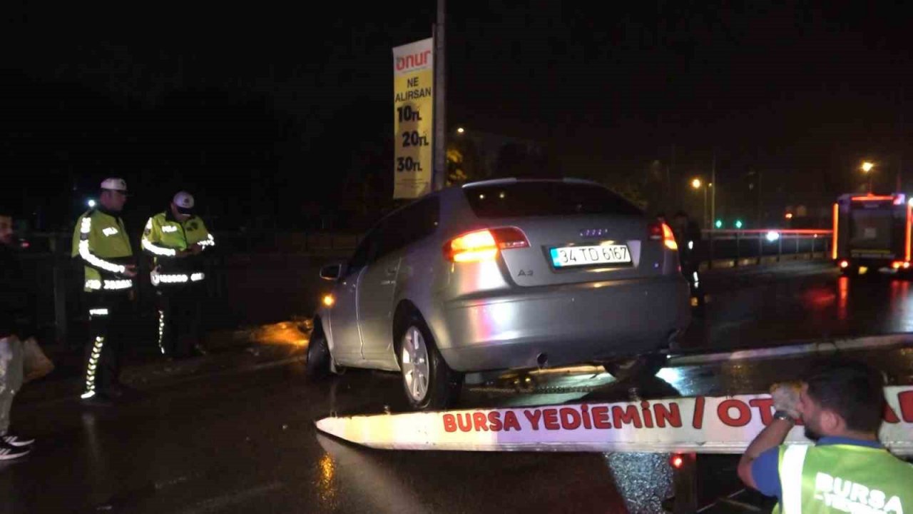 Bursa’da kontrolden çıkıp bariyerlere saplanan otomobil 5 metre yükseklikte asılı kaldı