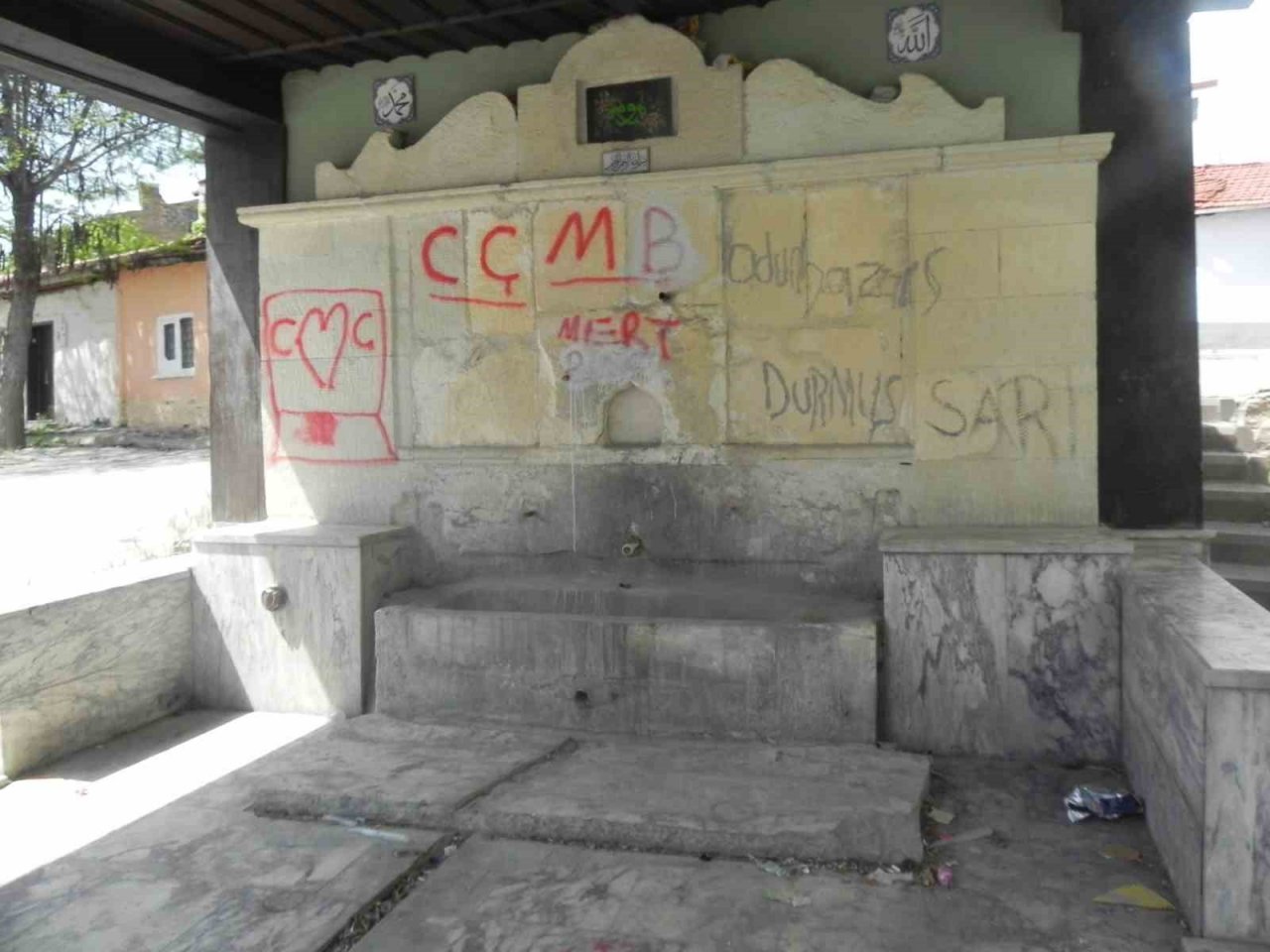 Tarihi çeşme onarılmayı bekliyor