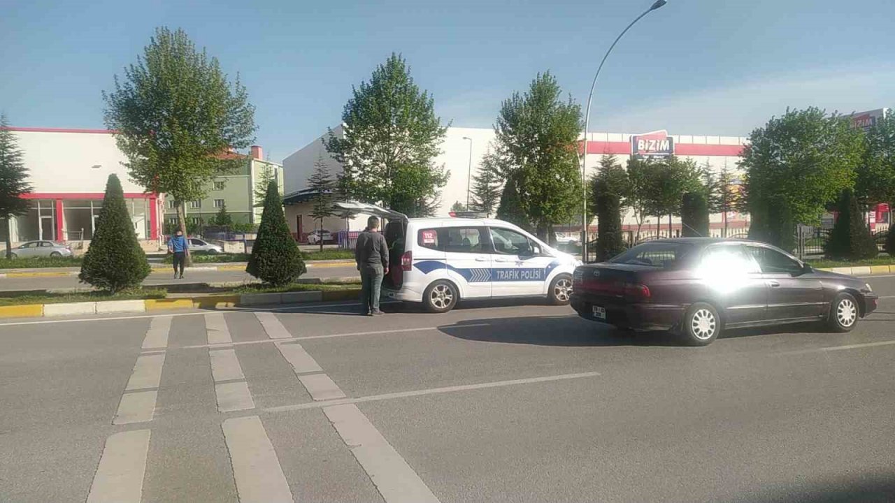 Otomobilin çarptığı yaşlı kadın yaralandı