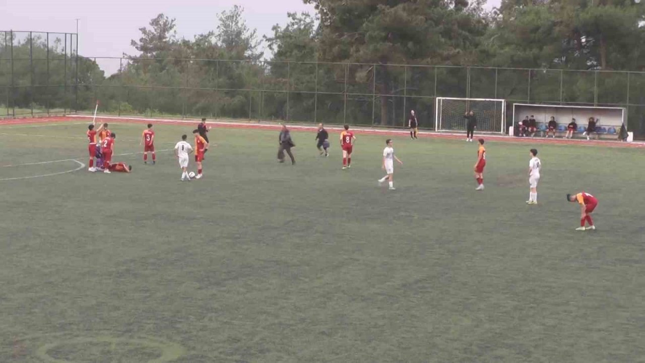 Stat ışıkları yanmayınca maç karanlıkta oynandı