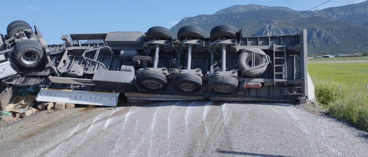 Devrilen tur yolu ulaşıma kapattı