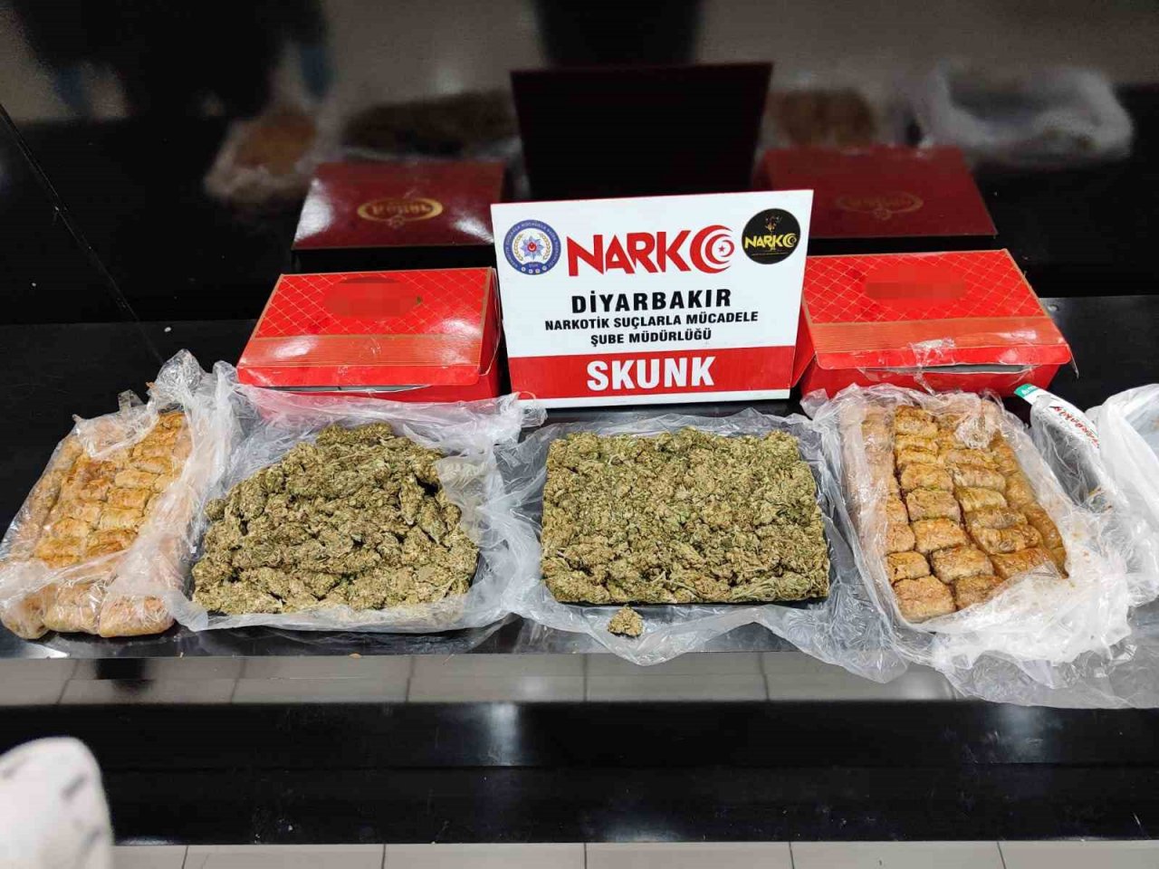 Üstü baklava ile kapatılmış tatlı kutularının içinden uyuşturucu çıktı