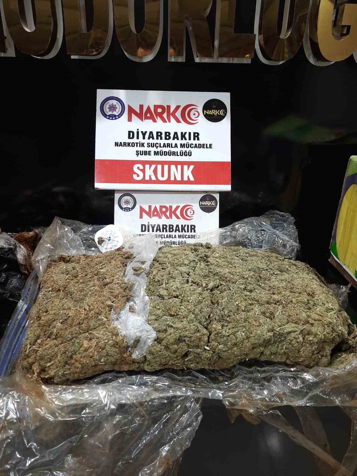 Üstü baklava ile kapatılmış tatlı kutularının içinden uyuşturucu çıktı