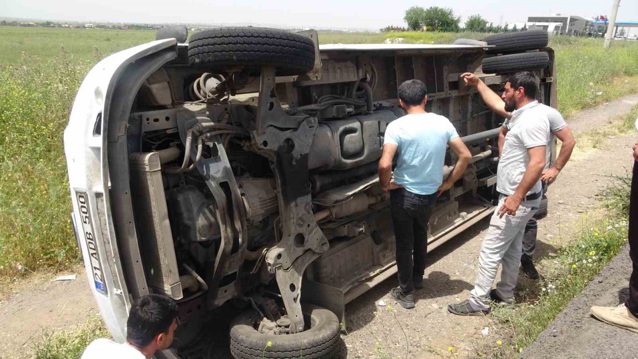 Diyarbakır’da minibüs şarampole yuvarlandı: 7 yaralı