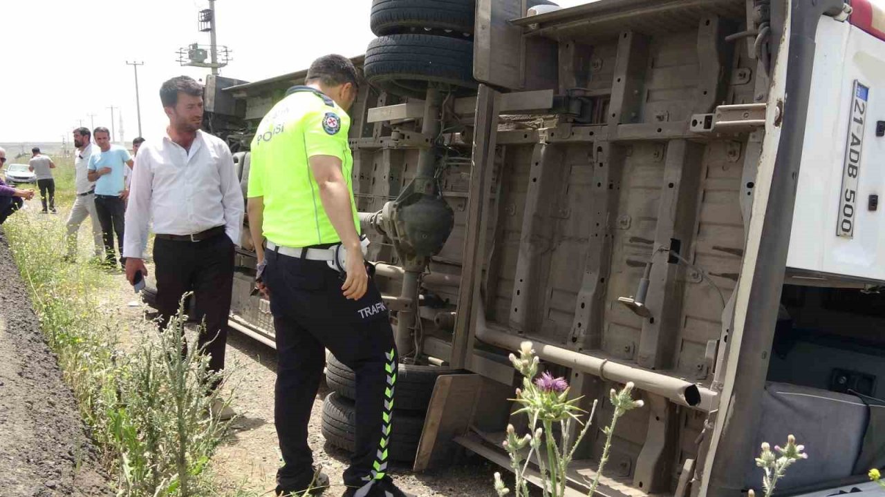 Diyarbakır’da minibüs şarampole yuvarlandı: 7 yaralı