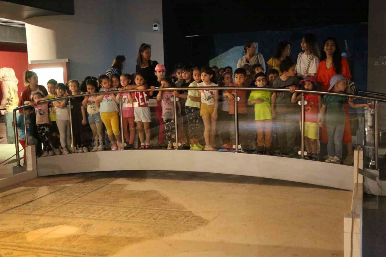 Efeler’in minikleri tarihe yolculuk etti