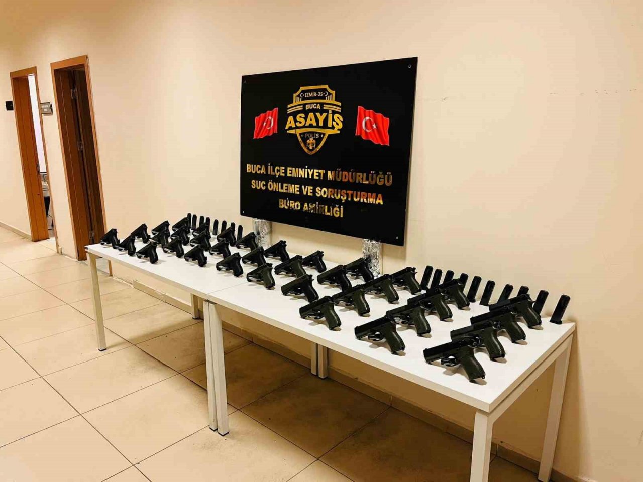 İzmir’de silah kaçakçılarının evinde 13 kilo uyuşturucu ele geçirildi