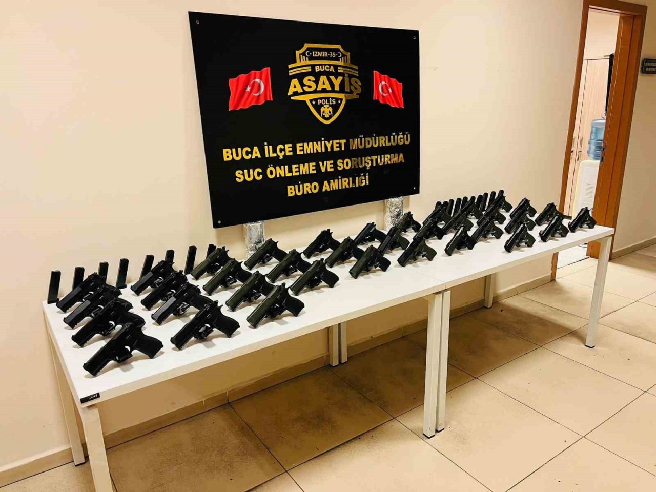 İzmir’de silah kaçakçılarının evinde 13 kilo uyuşturucu ele geçirildi