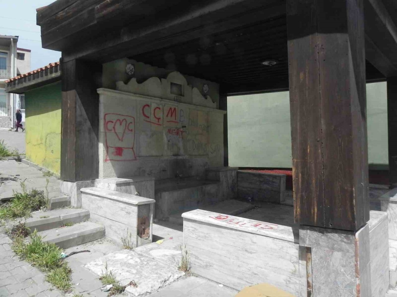 Tarihi çeşme onarılmayı bekliyor