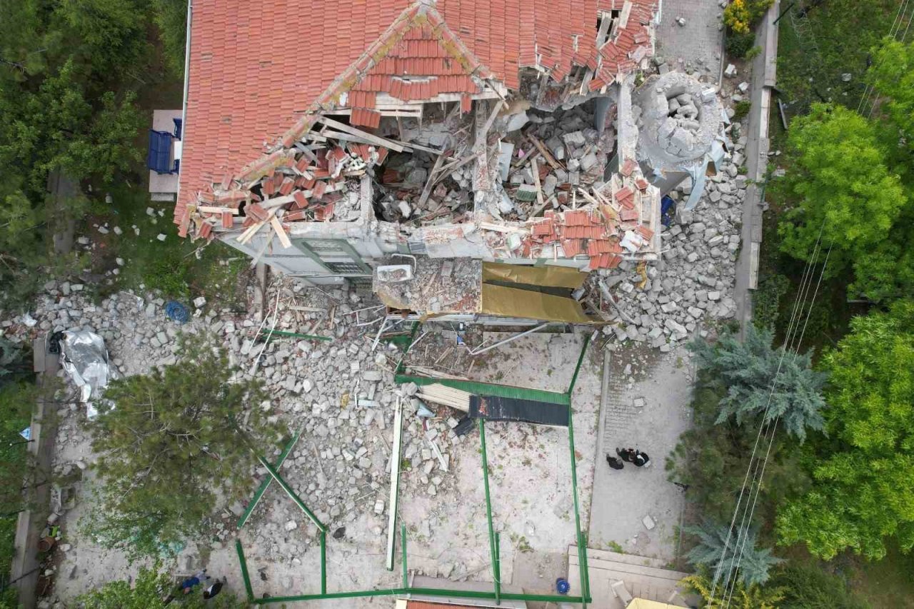 Fırtınada minaresi yıkılan cami havadan görüntülendi