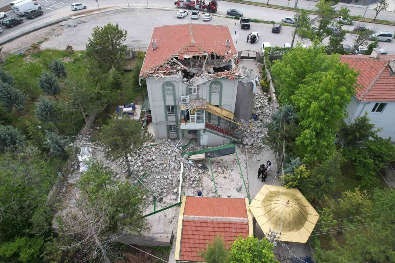 Fırtınada minaresi yıkılan cami havadan görüntülendi