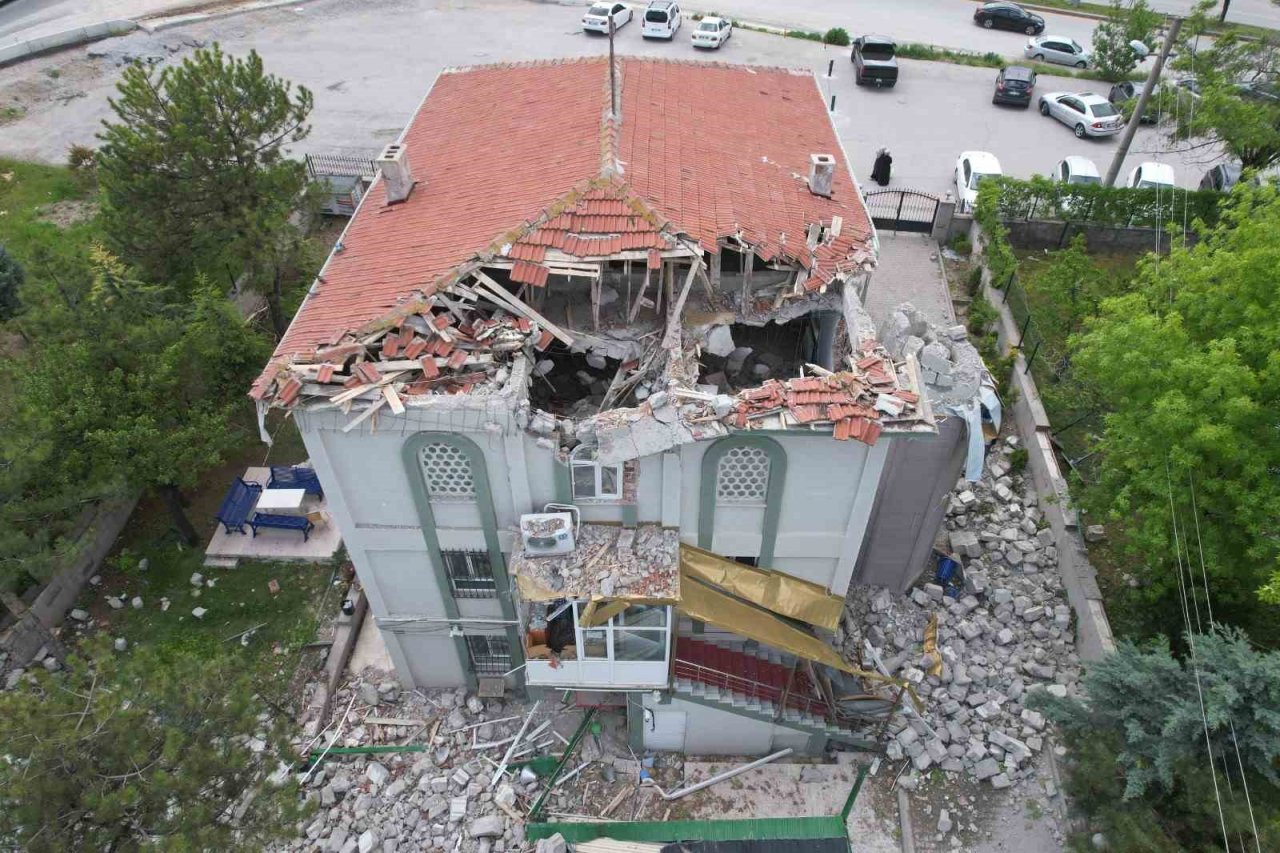 Fırtınada minaresi yıkılan cami havadan görüntülendi