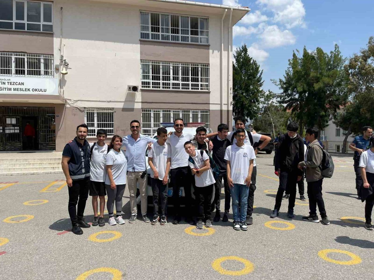 İzmir polisi özel öğrencilerin yanında