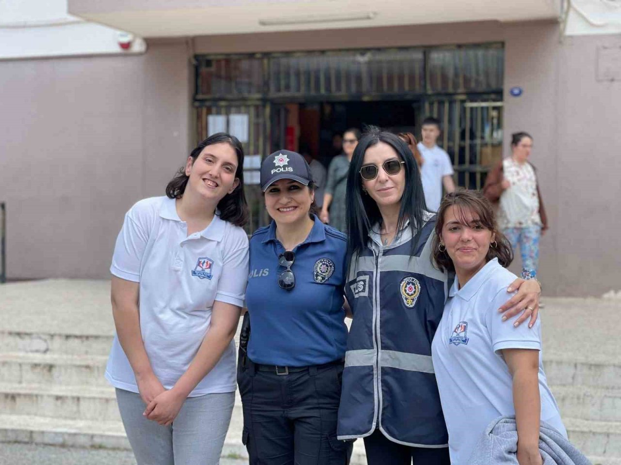 İzmir polisi özel öğrencilerin yanında