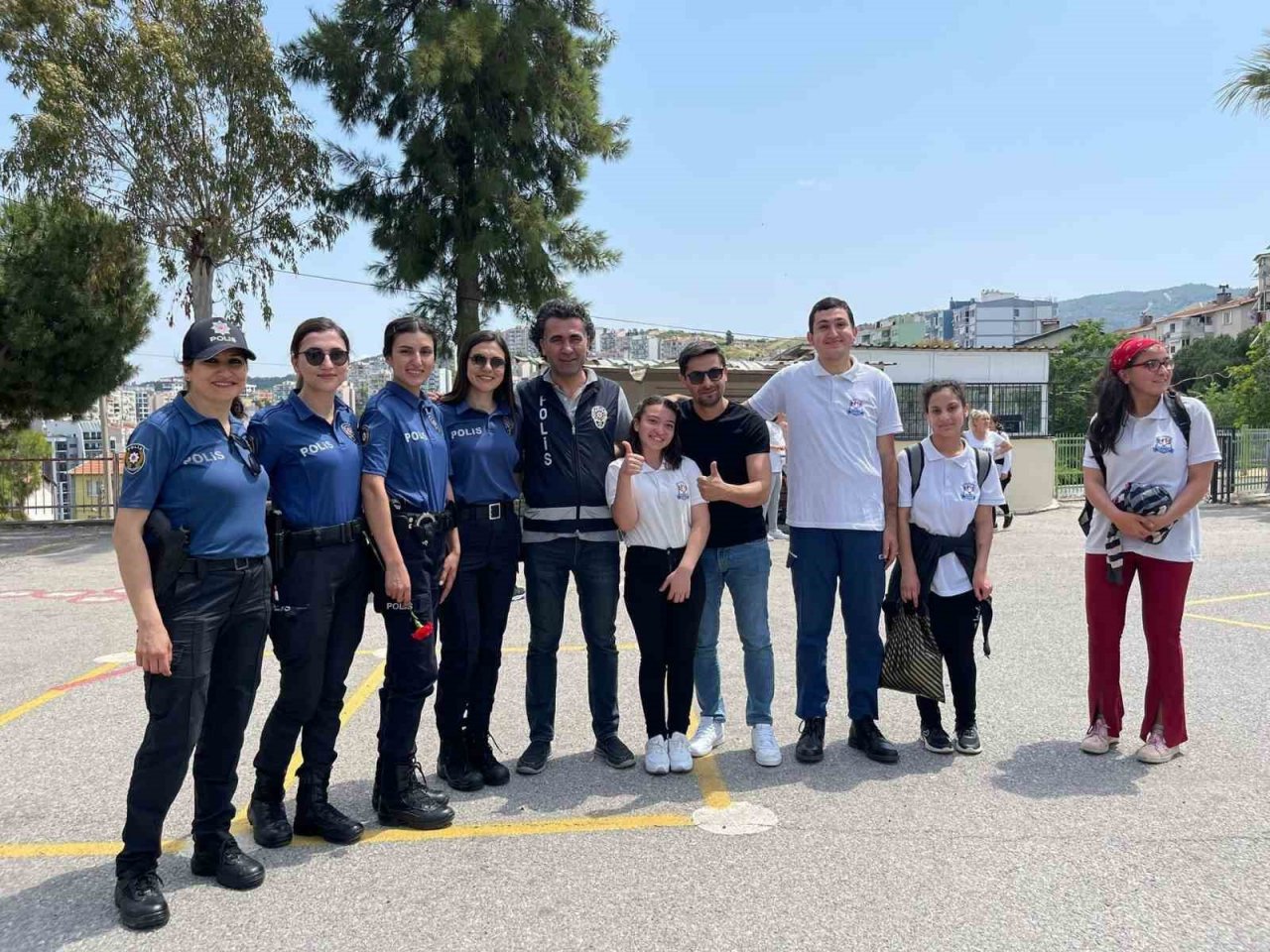 İzmir polisi özel öğrencilerin yanında