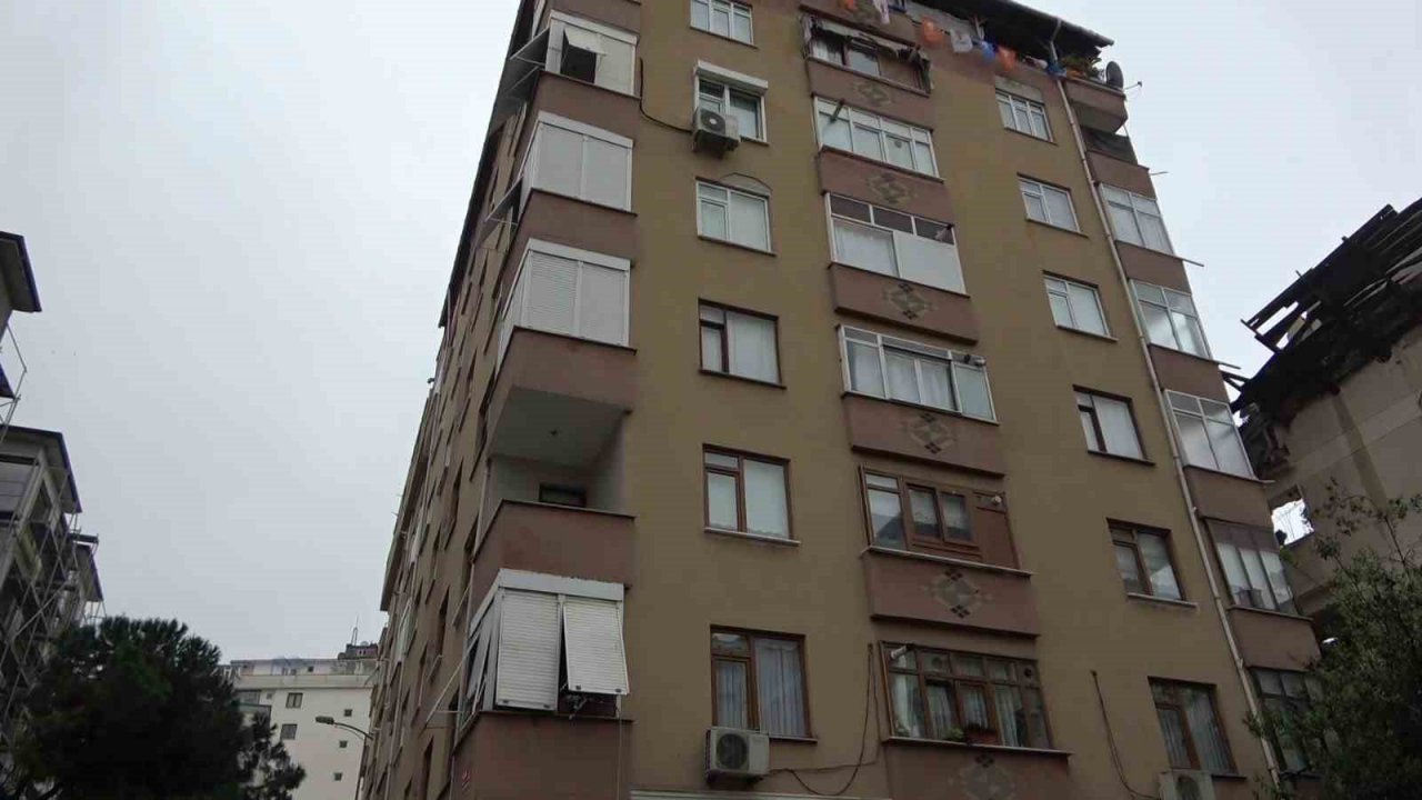 Kartal’da kolonunda çatlak oluşan 7 katlı apartman tahliye edildi