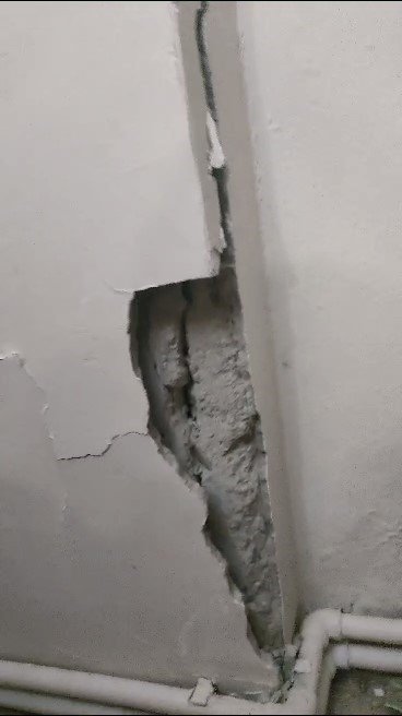 Kartal’da kolonunda çatlak oluşan 7 katlı apartman tahliye edildi