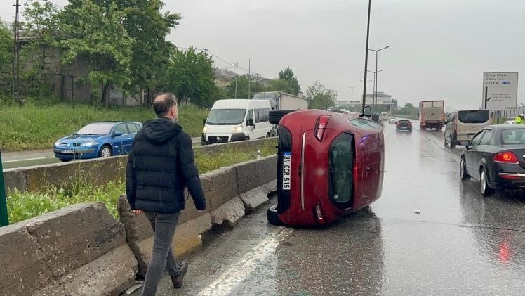 Kartal’da su birikintisinden ötürü kontrolden çıkan araç takla attı