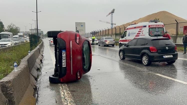 Kartal’da su birikintisinden ötürü kontrolden çıkan araç takla attı