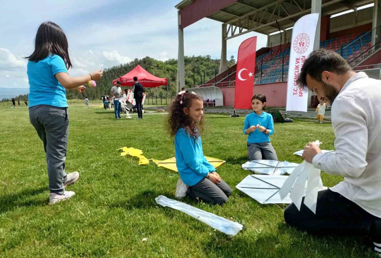 Öğrencilerin uçurtma şenliği renkli görüntülere sahne oldu